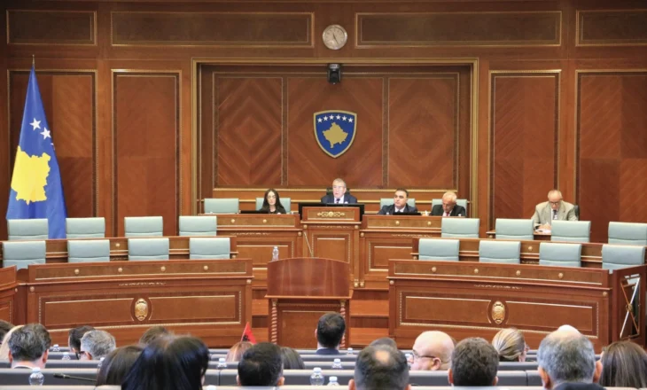 Kuvendi i bllokuar, pagat ecin: Deputetët e Kosovës morën mbi 1 mln euro për 4 orë punë