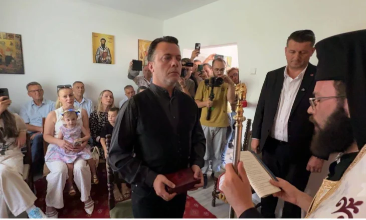 Laert Vasili dekorohet me titullin “Kalorës” në Kishën Ortodokse Autoqefale të Kosovës
