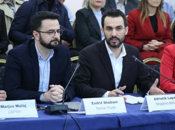 Lapaj sfidon Endri Shabanin: Të respektojmë marrëveshjen, mandatin ta marrë Greta Ambeli që është më e votuara
