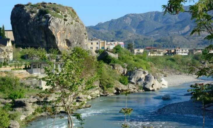 Legjenda rrëqethëse për “Gurin e Qytetit” në Përmet: Nëna së bashku me foshnjën u hodhën nga ky gur