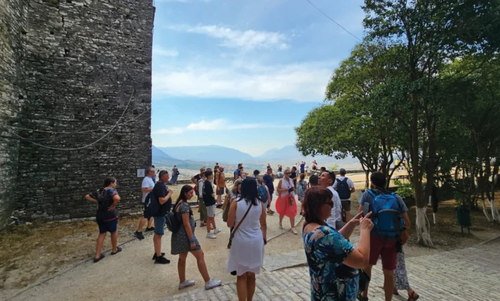 Lëkundet turizmi, zhgënjehen polakët dhe spanjollët, rënie në qershor (por jo të organizuarit)