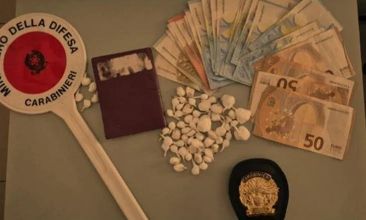Lëvizte me biçikletë në korsinë e gabuar, policia italiane ndalon të riun shqiptar, i gjen kokainë dhe para cash