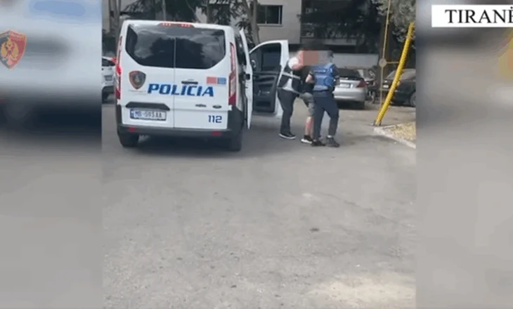 Lëvizte me taksi për të shmangur kontrollet e policisë, arrestohet 23-vjeçari që lëvizte me armë