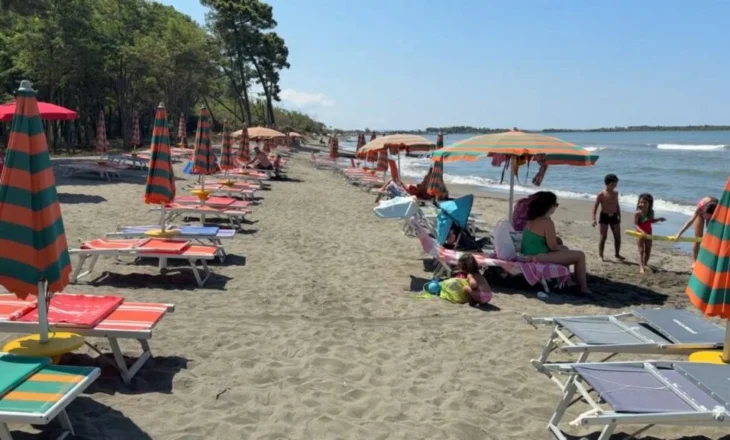 Lezha shton hapësirat publike në plazh, pushuesit vlerësojnë shërbimin dhe çmimet
