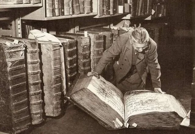 Librat gjigandë të kujtesës së kohës, një murmurim shekullor që ruan përmes fjalës së shkruar ritmin e historisë