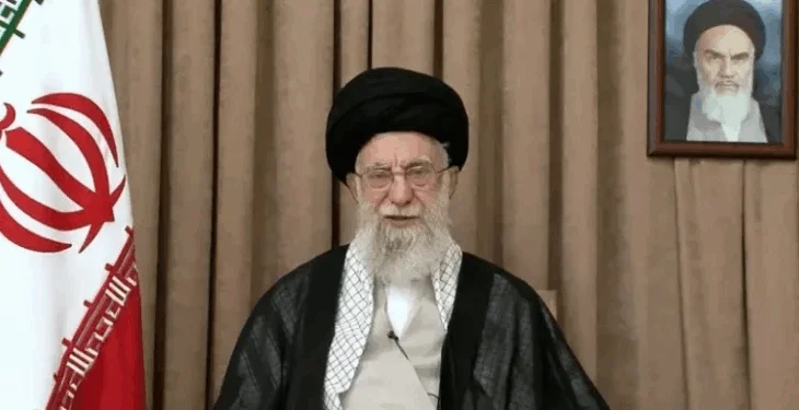 Lideri suprem i Iranit kërcënon të sulmojë bazat amerikane në Lindjen e Mesme