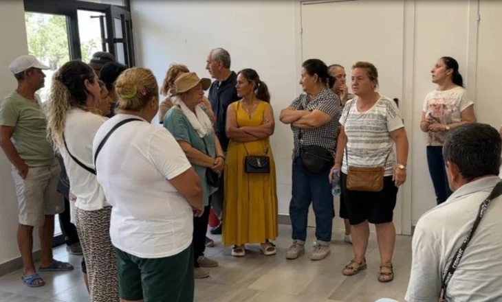 Lirimi i hapësirave publike në Laç, tregtarët ambulantë protestojnë: Vendim i padrejtë, s’kemi ndihmë sociale!