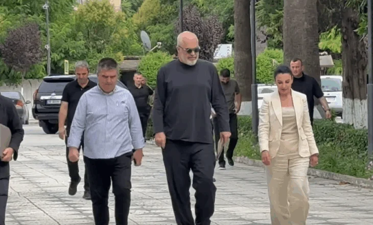 Lirimi i hapësirave publike/ Rama vizitë në Fier, takim me zyrtarët