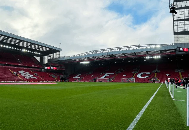 Liverpul shtyn grumbullimin, ‘Anfield’ mbulohet nga lulet…