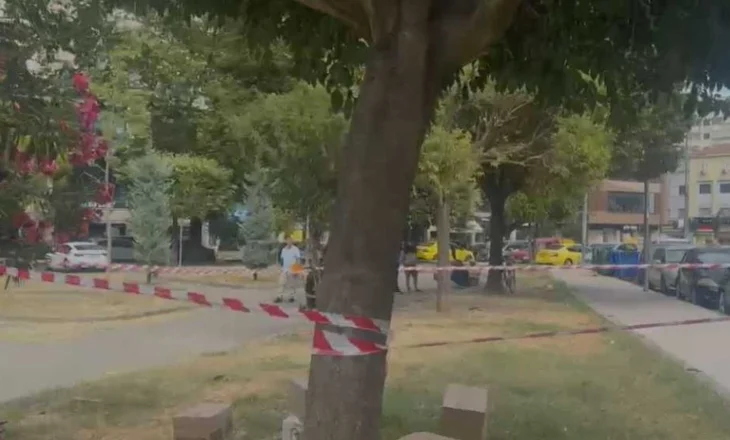 Loja e dominosë  ‘mollë’ sherri! Të moshuarit në Durrës konfliktohen me thika, plagoset njëri