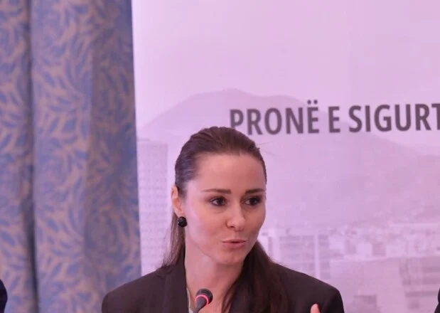 Lorena Goxhobelli në qendër të kritikave të BE, Kadastra qelbet nga korrupsioni dhe nga abuzivizmi