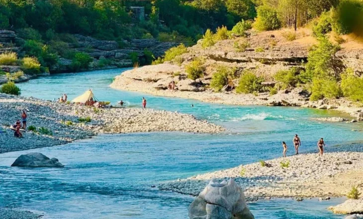 Lumi Vjosa, zemra e Parkut Kombëtar, pushtohet nga turistët këtë verë