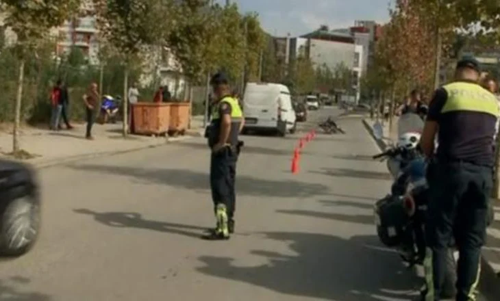 Makina del nga rruga dhe përplaset me dyqanin në Shkodër, plagosen shoferi kosovar dhe 3 familjarët e tij