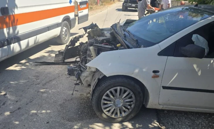 Makina humb kontrollin dhe godet murin rrethues, dy të plagosur nga përplasja e fortë