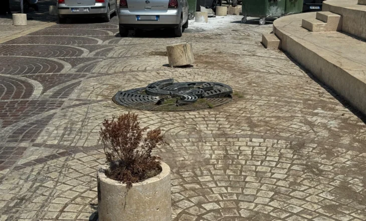 Makina përplaset me 3 pisha te piramida në qendër të Sarandës – drejtuesi i dehur, arrestohet nga Policia