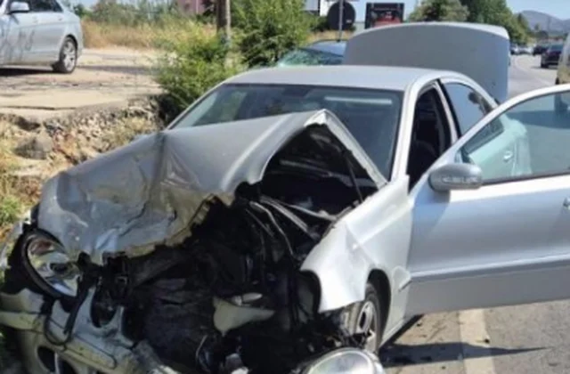 Makinat përplasen ”kokë më kokë”, 4 persona të plagosur