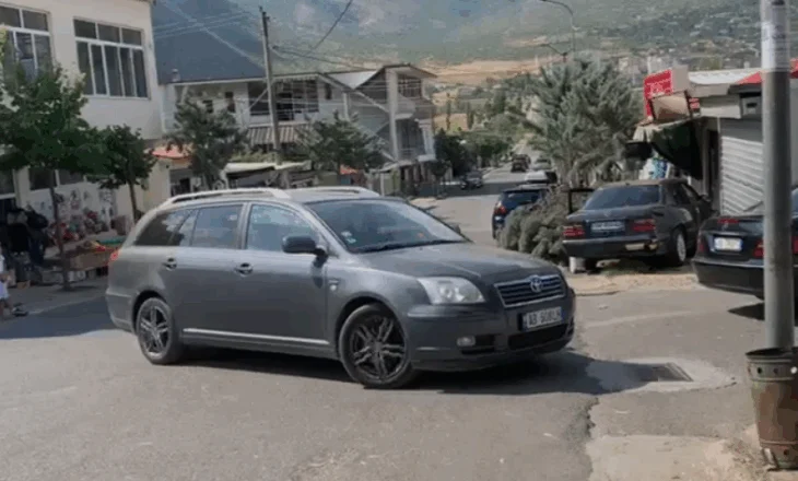 Makinat përplasen kokë më kokë në Bulqizë, dy të lënduar