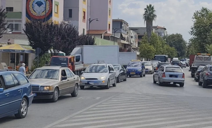 ‘Makthit’ të parkimeve ‘dyshe’ do i jepet zgjidhje! Jo më vetëm gjoba, shkelësit rrezikojnë deri në 3 vite burg