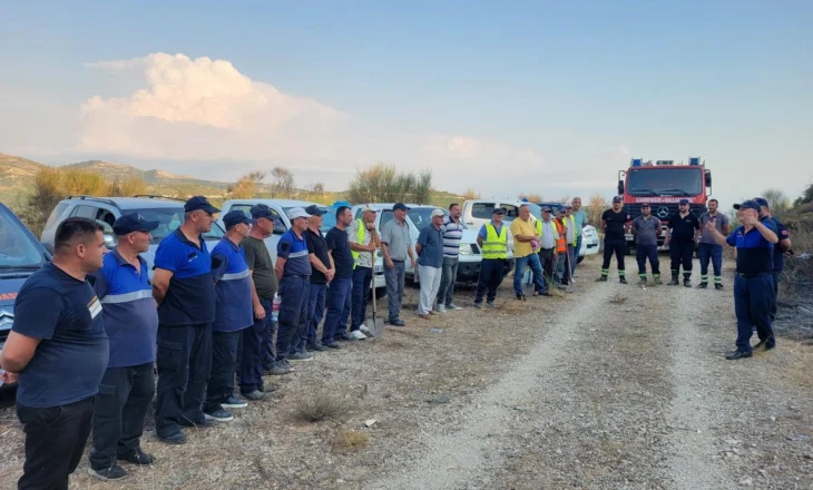 Mallakastër – Pas përfundimit të operacionit për fikjen e zjarreve në Drenovë dhe Belishovë, drejtori i emergjencës civile falënderon publikisht të gjithë efektivët pjesëmarrës