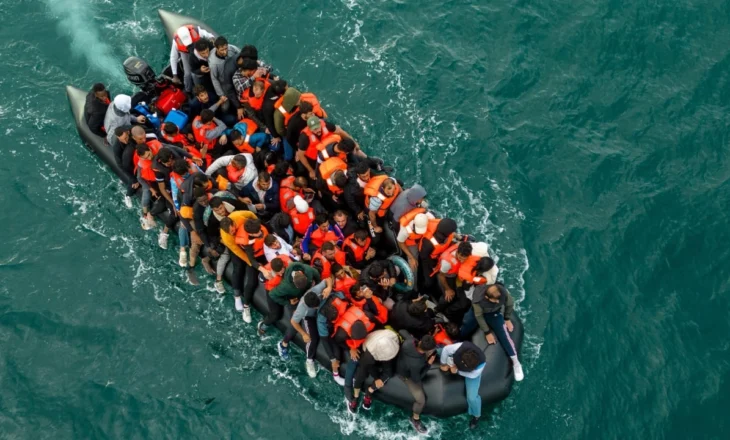 Marrëveshja Starmer-Macron… vetëm 6 përqind e emigrantëve që shkojnë në Angli do t’i kthehen Francës
