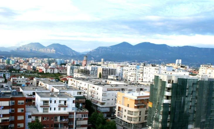 Mashtronin me shitjen e apartamenteve në Tiranë, në pranga dy persona, në kërkim noterja