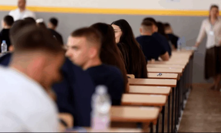 Maturantët shqiptarë dinë më mirë Anglisht se Shqip