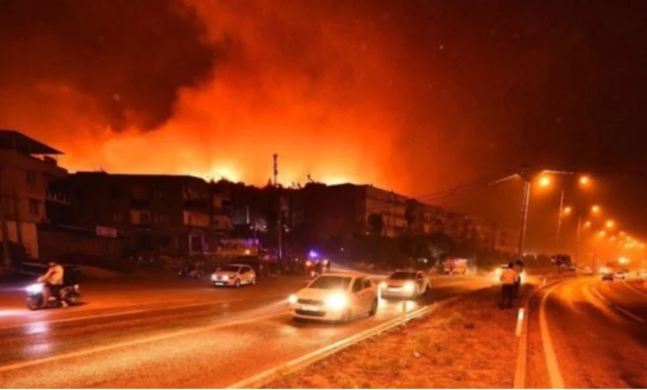 Mbeti i lënduar teksa luftonte zjarret në Izmir, ndërron jetë në spital zjarrfikësi turk