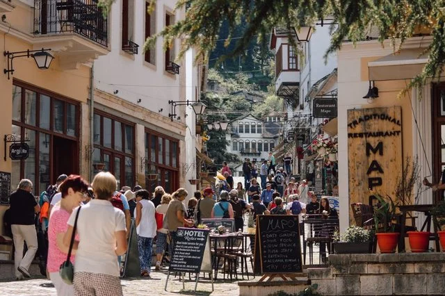 “Mbi 243 mijë vizitorë në hotele”, INSTAT: Netqëndrimet u rritën me 35% në maj