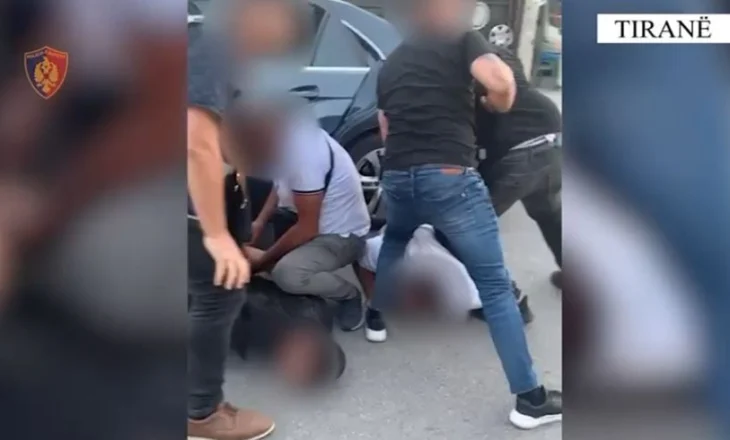 Me armë zjarri në makinë, arrestohet 31-vjeçari në Tiranë! E ‘pëson’ dhe pasagjeri