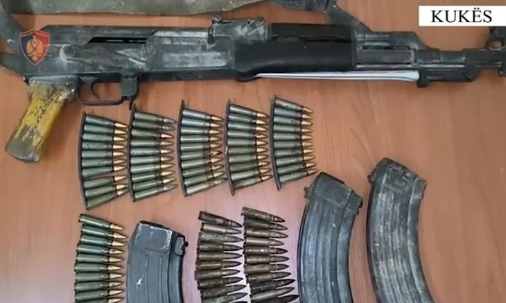 Me kallashnikov dhe municion luftarak në banesën e tij, kapet 53-vjeçari në Kukës