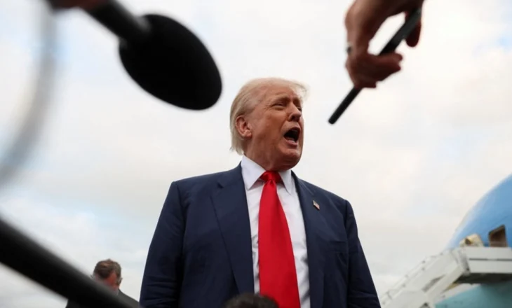 “Më pëlqen kryeministri juaj”/ Donald Trump zbarkon në Britaninë e Madhe, Presidenti amerikan flet për Starmer dhe shmang komentet për Maxwell
