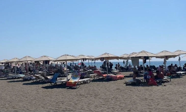 Më shumë plazhe publike në Lezhë, Bashkia “konkurron” privatin me çmime nga 300 deri në 500 lekë për çadër