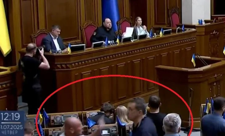 ME VD- Plas grushti në Parlamentin e Ukrainës, sherr mes deputetëve për ligjin antikorrupsion