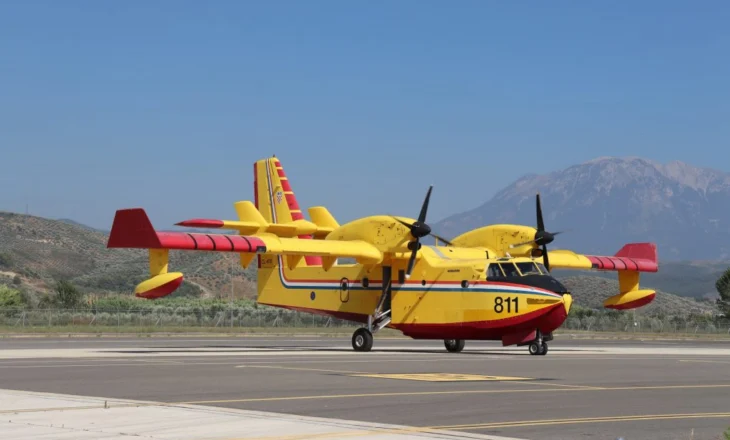 Mekanizmi i BE, avioni Canadair vjen nga Italia për të ndihmuar për zjarret në Borsh e Lukovë
