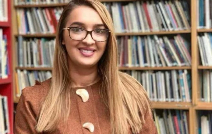 Meliza Krasniqi nderohet me çmimin “Dega e ullirit” në Panairin e Librit “Ulqini 2025” për librin “Më quajnë Nexhmije Pagarusha”
