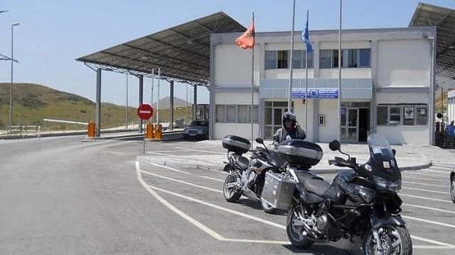 Merrnin ryshfete në pikën e kalimit kufitar të Qafë Botës, lihen në burg 13 doganierët grekë