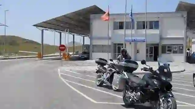 Merrnin ryshfete në pikën kufitare të Qafë Botës, lihen në burg 13 doganierët grekë