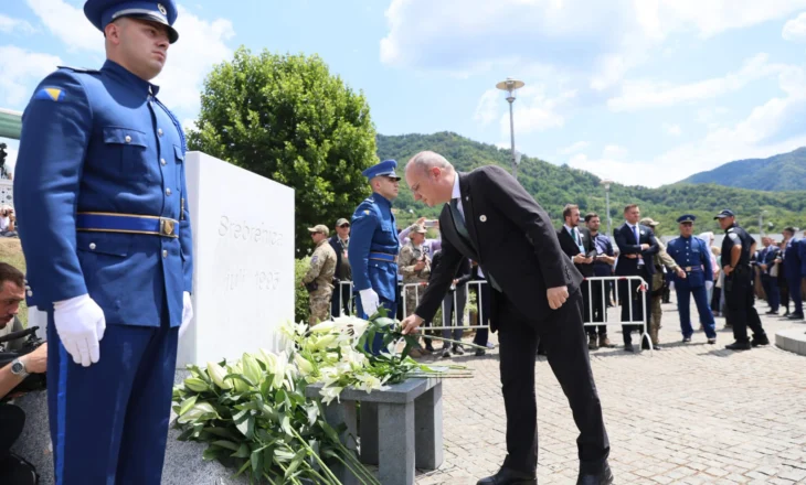 Ministri Hasani në Srebrenicë, përkujton 30-vjetorin e gjenocidit: Historia na mëson se aty ku ka urrejtje dhe përçarje, pason vetëm katastrofa