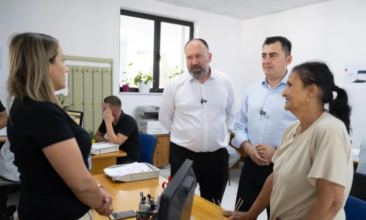 Ministri Mazniku dhe kryebashkiaku Llatja: Asistencë falas për e-Albania në çdo cep të bashkisë Elbasan