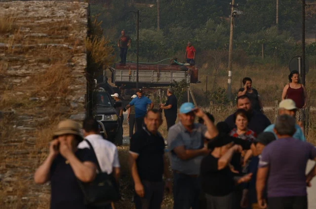 Ministria e Mbrojtjes: Situatë serioze nga zjarri në Delvinë