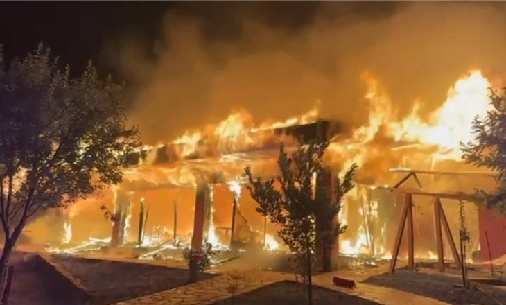 MINUTA E FUNDIT – Shkrumbohet nga flakët një restorant në Theth, ndërhyrja e banorëve shuan zjarrin