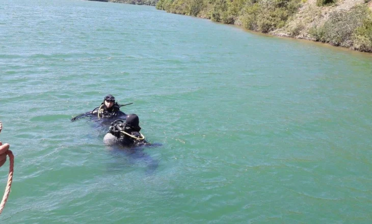 MISTERI- Gjendet kufoma e një 23-vjeçari, i riu dyshohet se është mbytur, makina i ka përfunduar në Shkopet