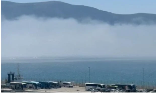 Mjegulla “pushtoi” bregdetin e Vlorës, meteorologia Porja shpjegon fenomenin e pazakontë