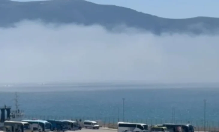 Mjegulla “pushton” bregdetin e Vlorës, meteorologia shpjegon fenomenin