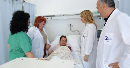Mjekët e “Koço Gliozhenit” shpëtojnë jetën e nënës me diagnozë të rrallë, Koçiu: Rast suksesi dhe me emocion
