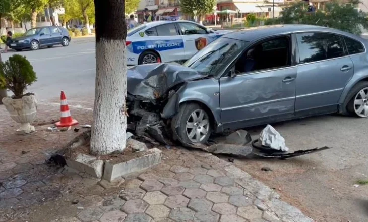 Mjeti del nga rruga në Korçë dhe përplaset me pemën, lëndohet drejtuesi