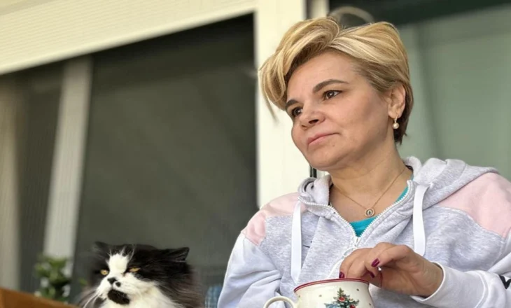 Monika Kryemadhi në “hall”: Si mendoni, bionde apo brune?