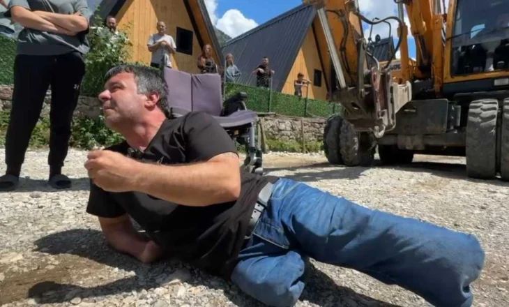 “Mos mi prishni shtëpitë”/ Banori me aftësi të kufizuara futet nën fadromë në Theth