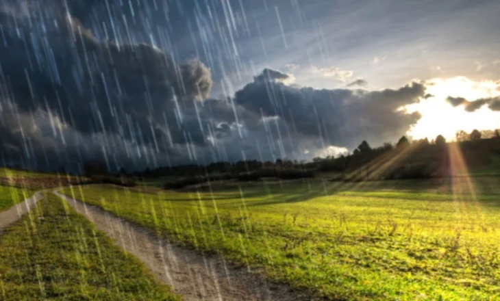 Mot i paqëndrueshëm! Diell dhe reshje shiu, ja sa shkojnë temperaturat