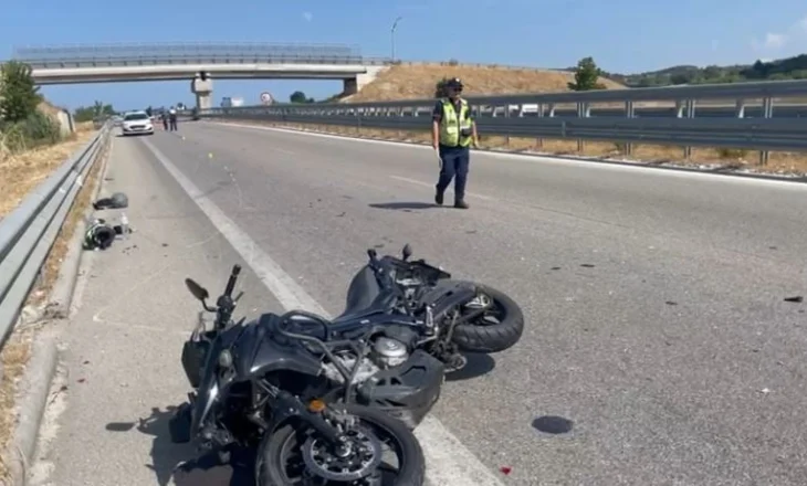 Motomjeti përplaset me trailerin në autostradën Fier-Vlorë, dy të plagosur